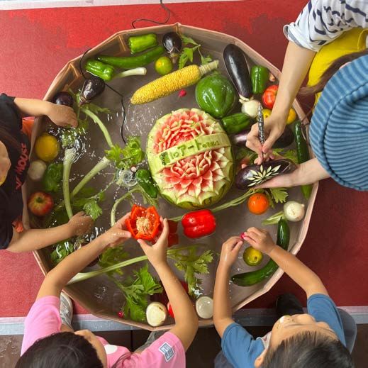 野菜を並べる子どもたちの手