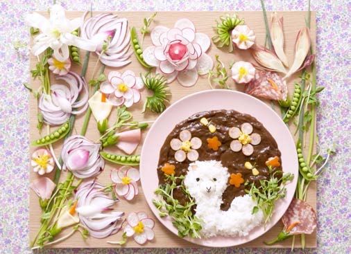 花の飾り切りを散らしたプレート