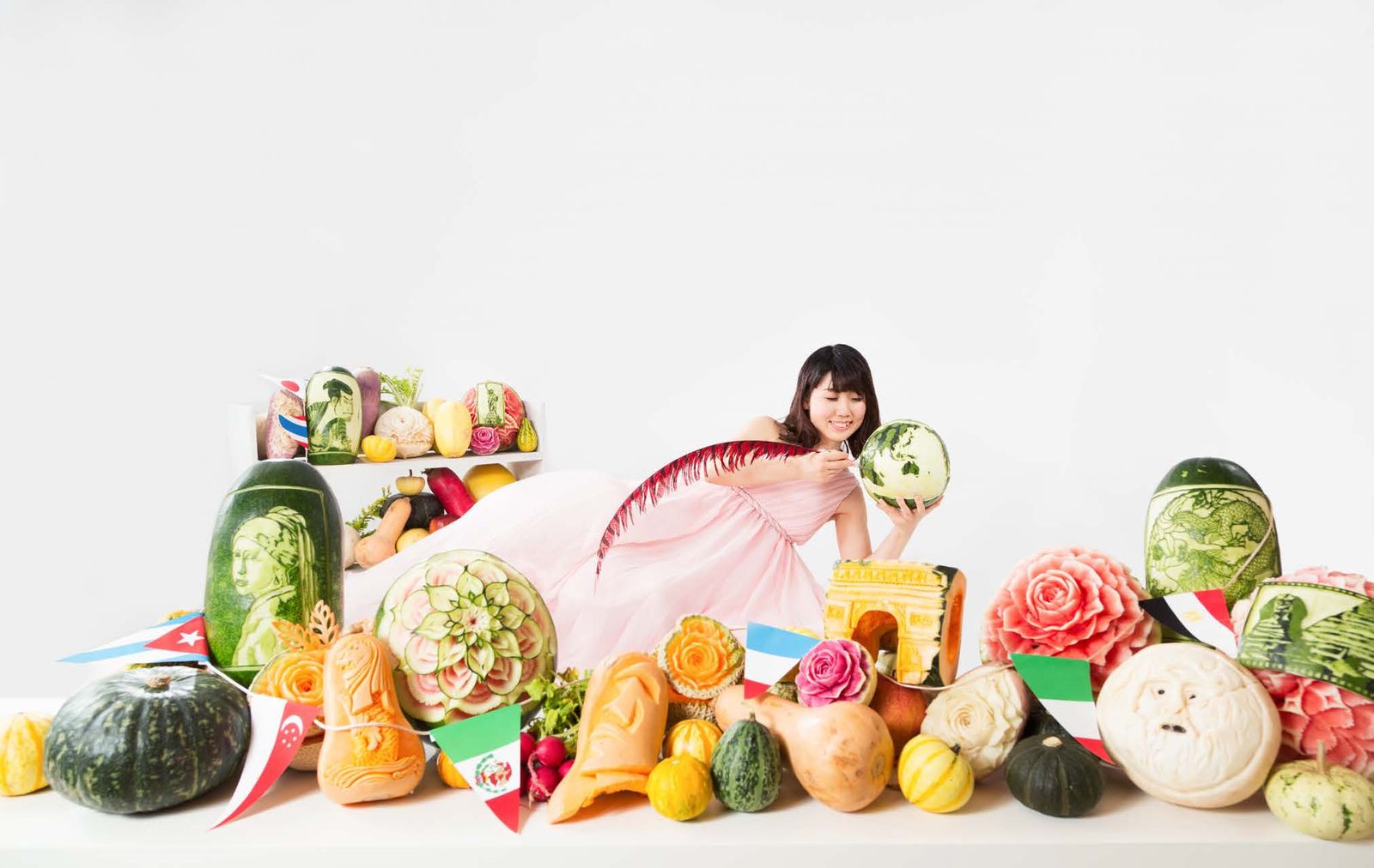カービングした世界の野菜やフルーツに囲まれる meica