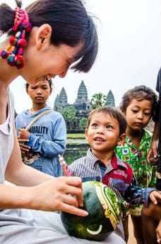 アンコール・ワットの前で、子どもたちとカービング