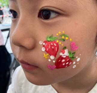 いちごのフェイスペイントをした子ども