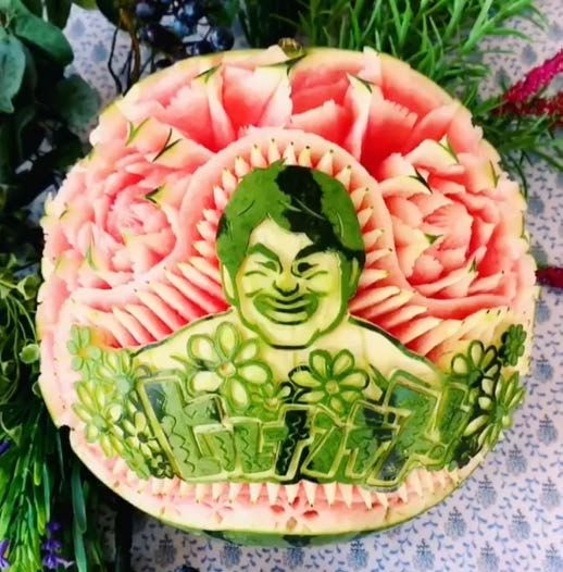 似顔絵を彫ったスイカ