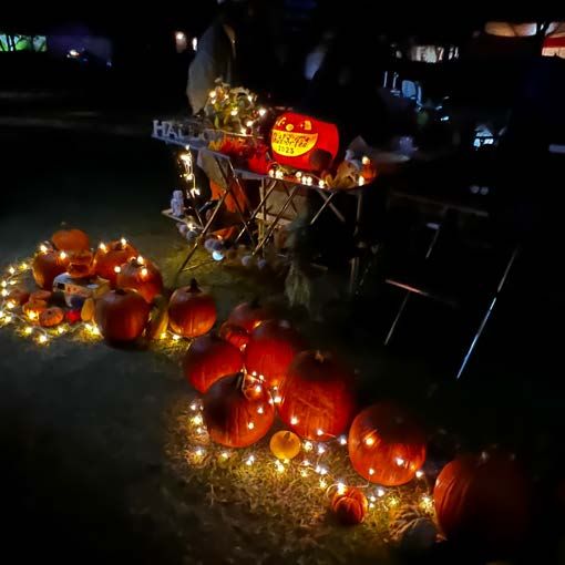 夜に灯るハロウィンのかぼちゃ
