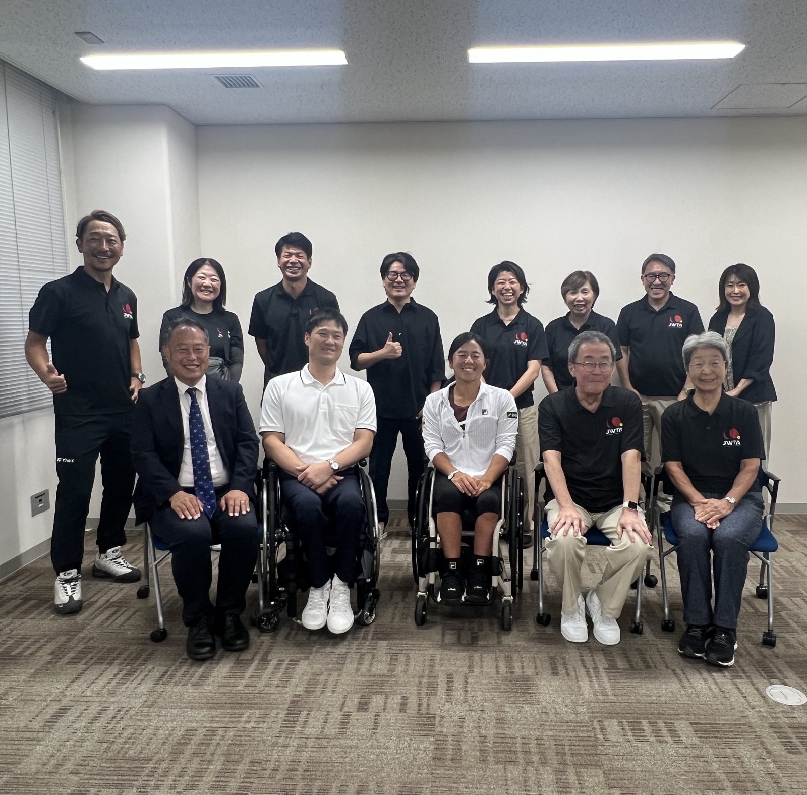 日本車いすテニス協会のみなさんと POOL の集合写真