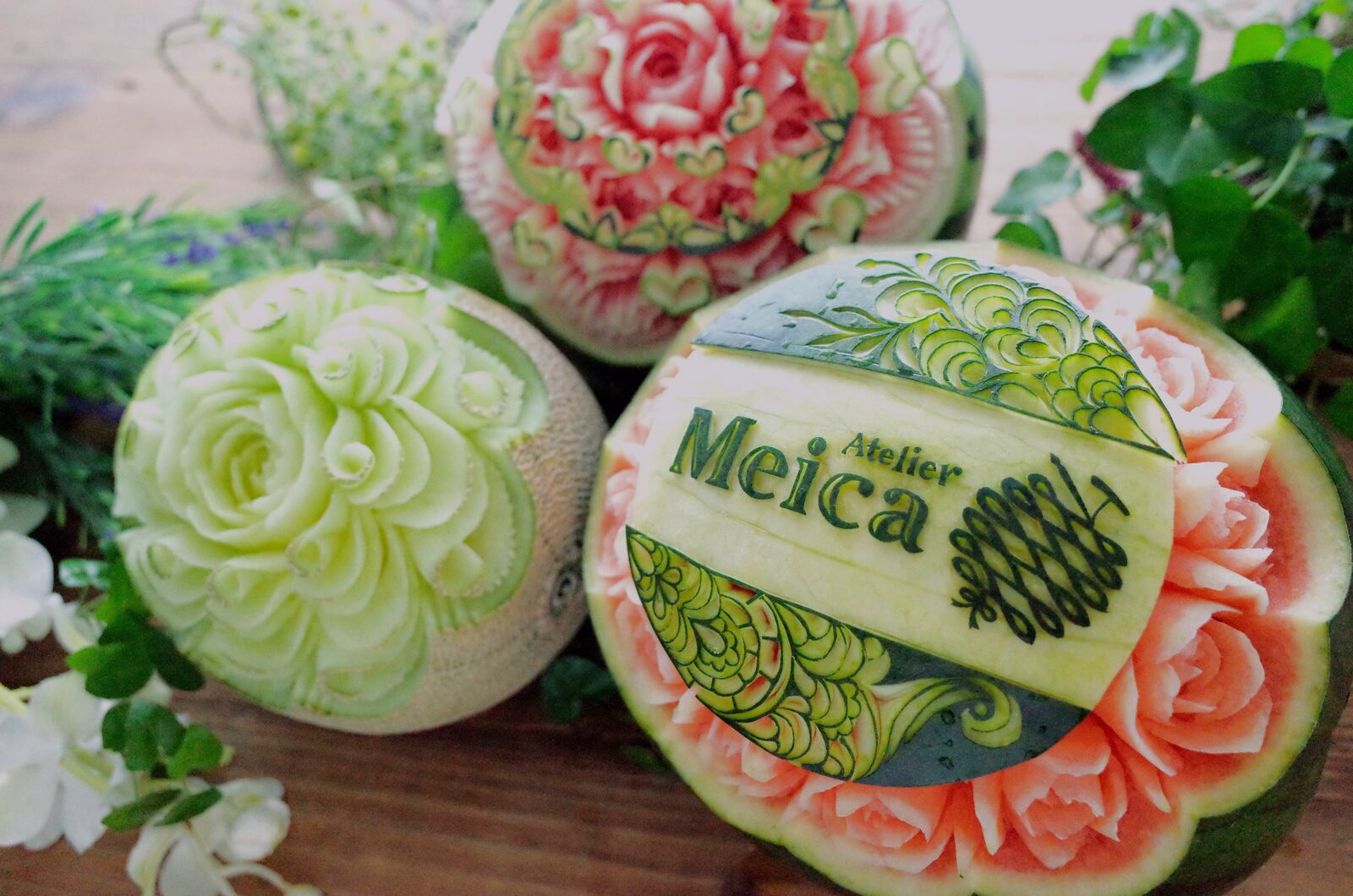 Atelier Meica のロゴを彫ったスイカとメロン